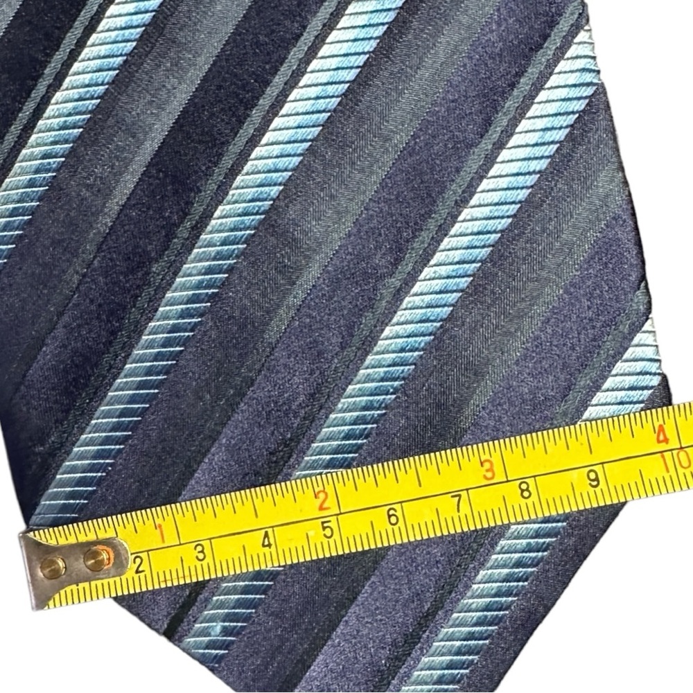 MEN'S SIGNATURE CARRINGTON 100% SILK BLUE STRIPED TIE (NWT) - Picture 6 of 7